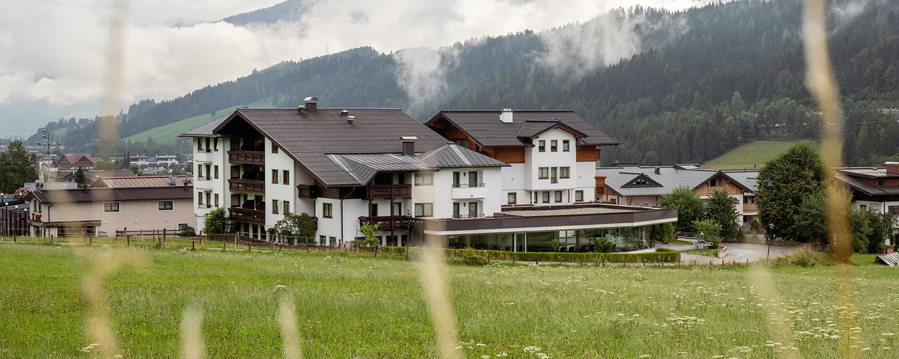 Blick von der Sommerwiese zum Hotel Waidmannsheil in Flachau