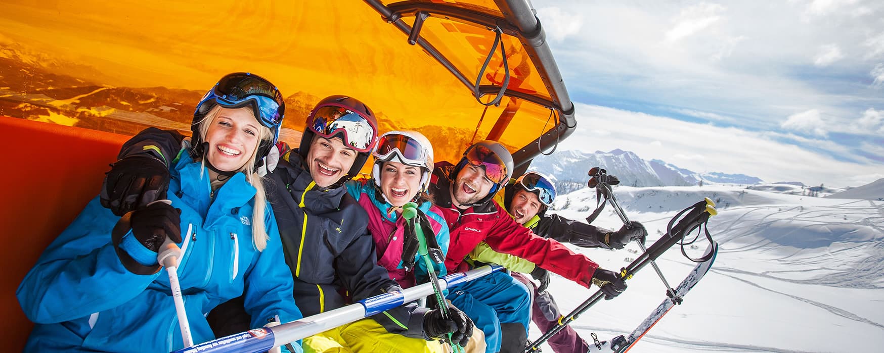 Skifahrer im Achterjet im Snow Space Salzburg - Einstieg ins Skigebiet direkt neben dem Hotel Waidmannsheil in Flachau