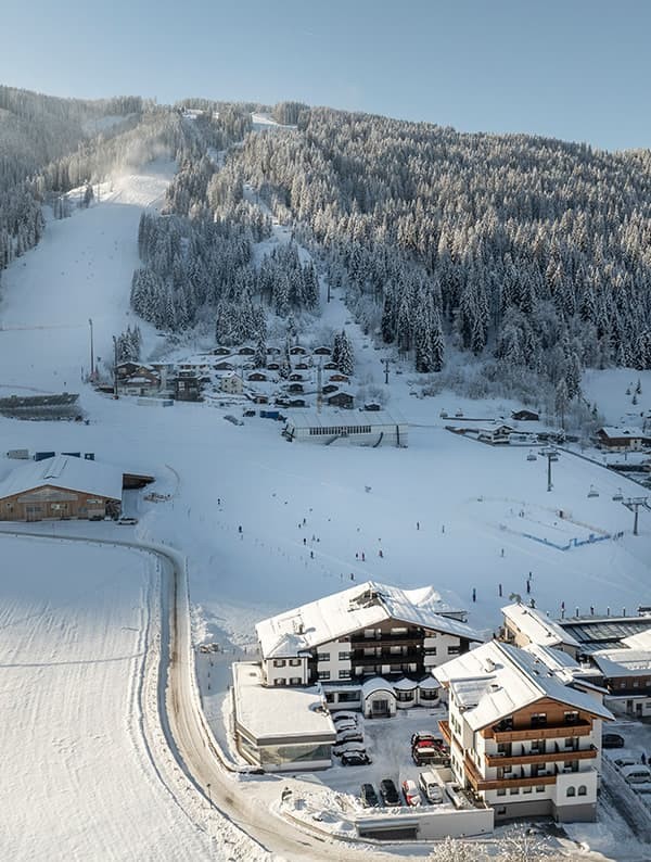 Mit den Skier unterwegs zur perfekten Abfahrt im Snow Space Salzburg in Flachau