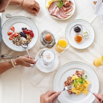 Gedeckter Frühstückstisch