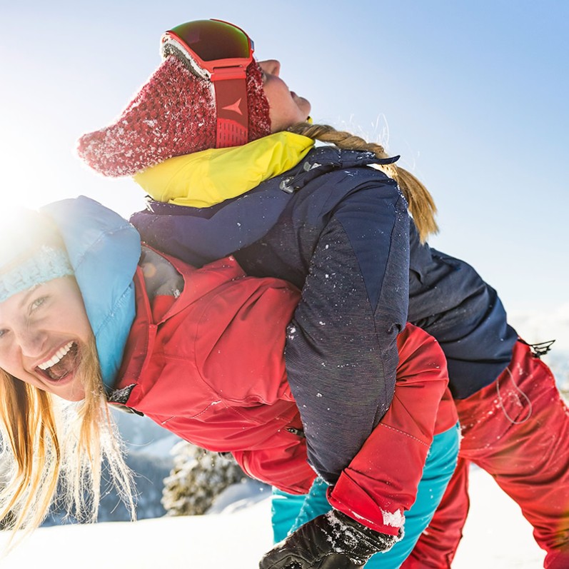 Frauen haben Spaß im Schnee in der Ladies Week in Flachau