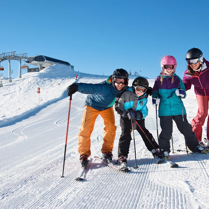 Familien beim Skifahren in Flachau zur Osterfamilienaktion